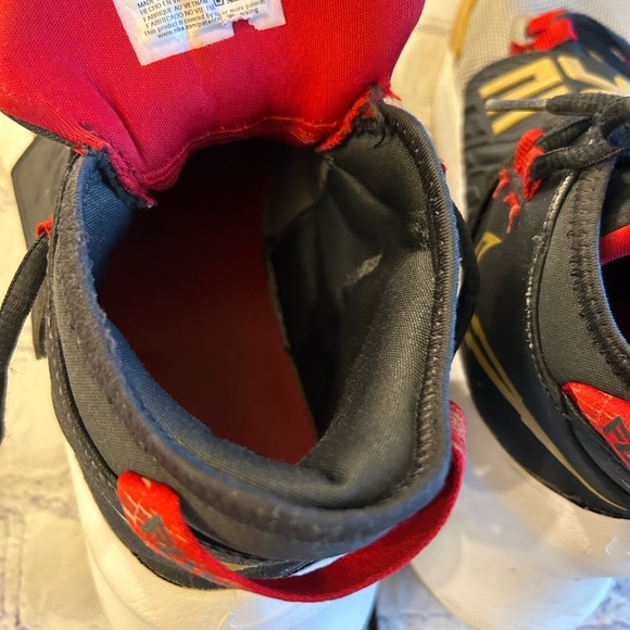 NIKE FUTURE COURT BLACK/RED/GOLD YOUTH SIZE 5 BASKETBALL SHOES FROM (2020) - Picture 4 of 9